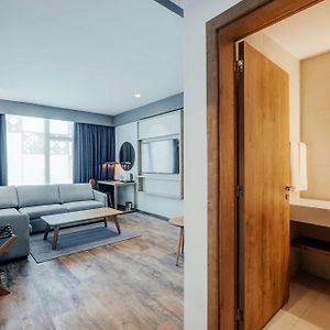 One-Bedroom King Suite